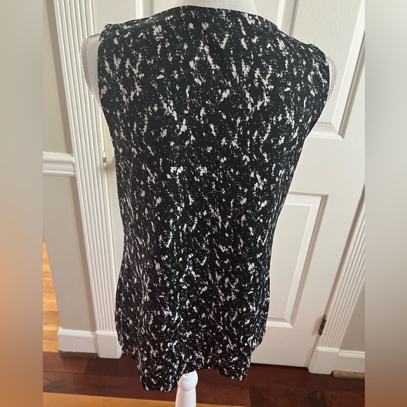🔥🔥89TH & MADISON Women Sz Small Top Cowl Neck Black White Sleeveless - Picture 2 of 3